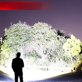 Lampe Torche à LED Haute Puissance 30W avec Batterie Lithium 18650 – مصباح يدوي عالي الطاقة مع بطارية ليثيوم